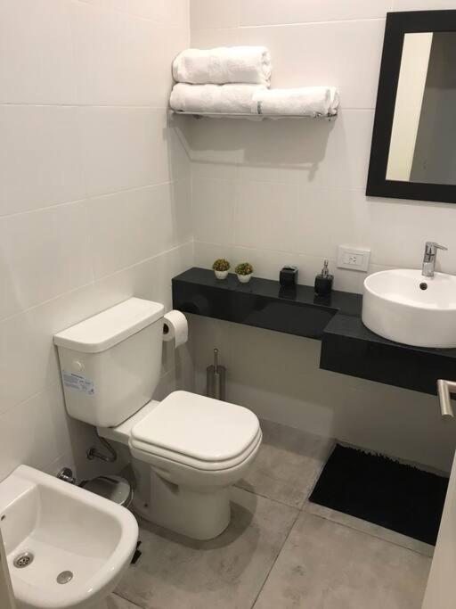 Suite In San Telmo Dormitorio En Suite Con Dos Banos Y Balcon A La Calle Buenos Aires Eksteriør billede