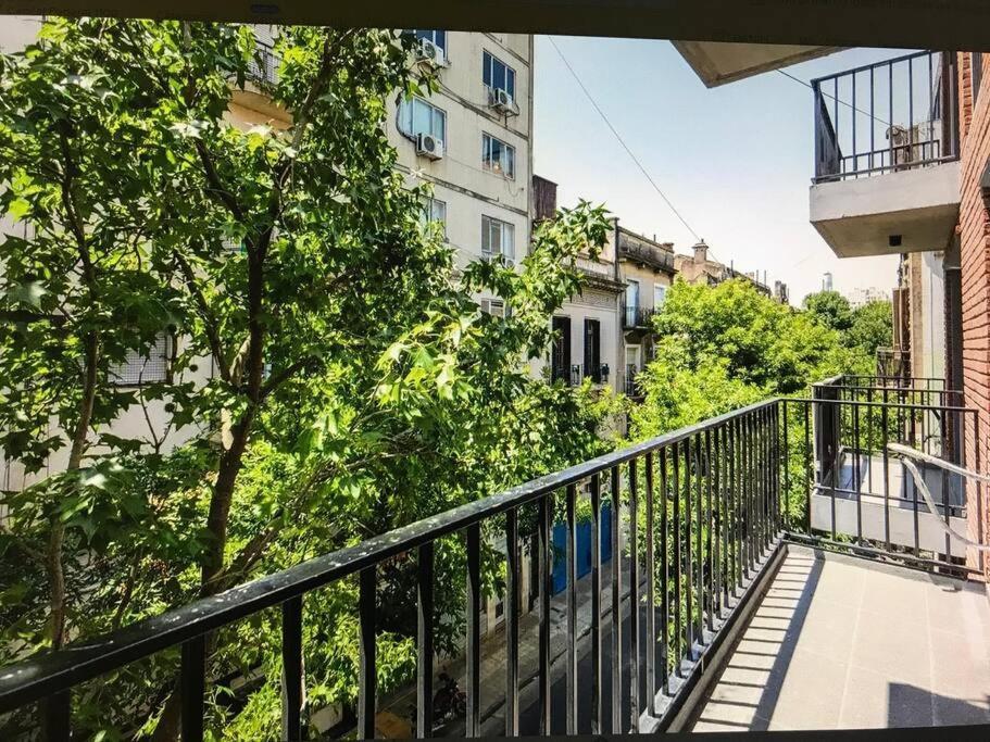 Suite In San Telmo Dormitorio En Suite Con Dos Banos Y Balcon A La Calle Buenos Aires Eksteriør billede
